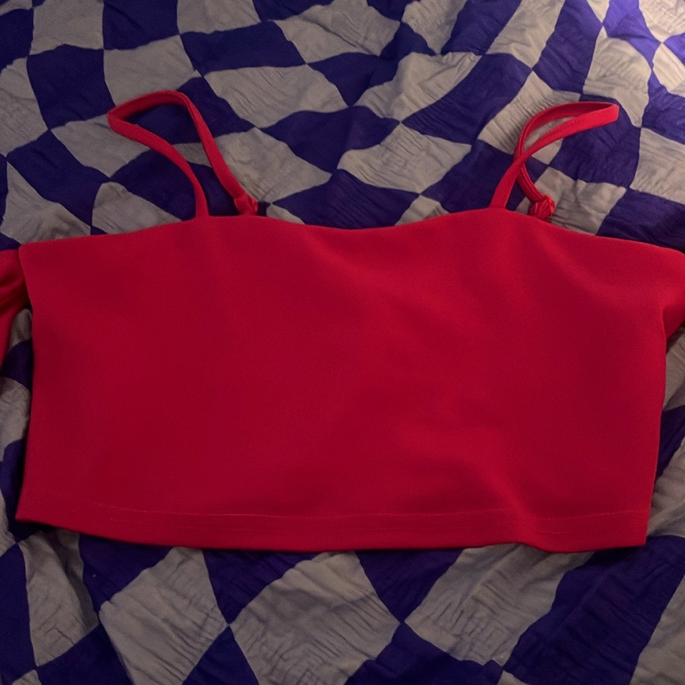 I’m selling this top because it is too small so I’m looking for buyers.